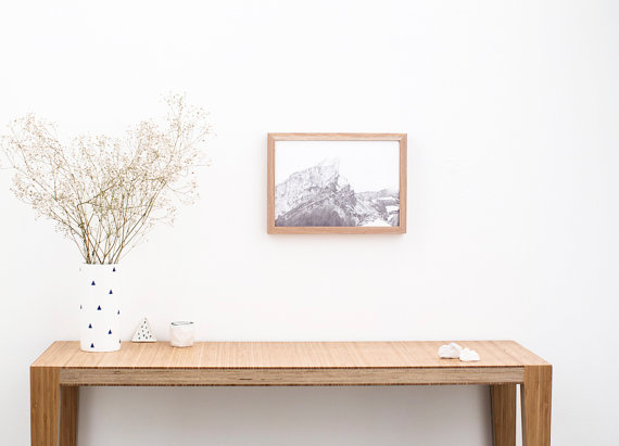 un cadre par dessus une table tout est en bois