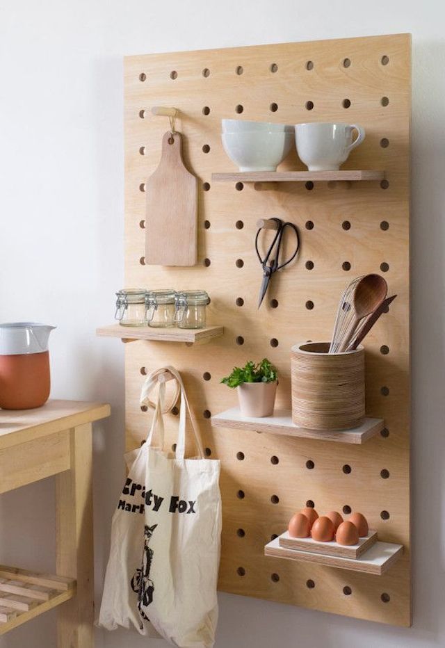 pegboard dans la cuisine pour mettre les ustensiles