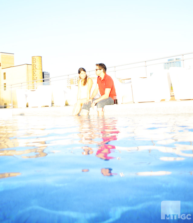 lowney-sur-ville-couple-piscine