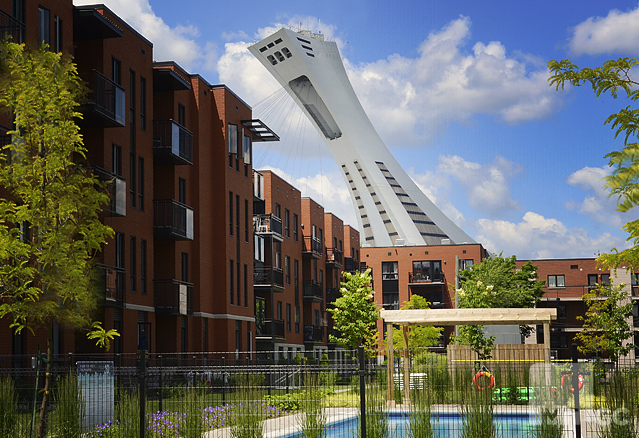 Cour et piscine Uni-T avec mat stade olympique