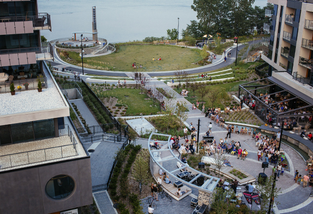 Pointe-Nord-place-et-spectacle