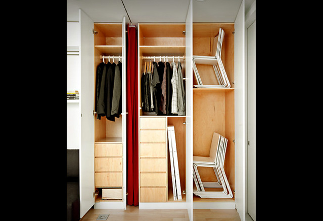 garde robe très comode d'un micro appartement