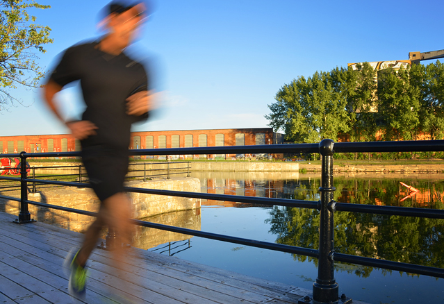 noca-condos-jogger-canal-de-lachine