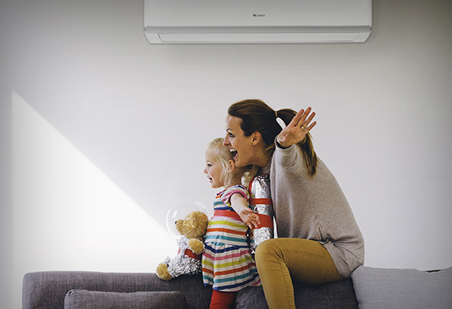 Enfant devant une termopompe