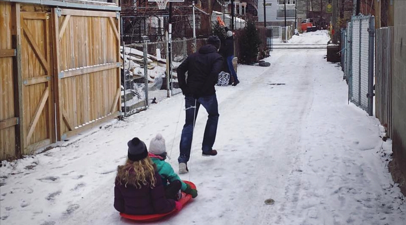 parent enfant traineau ruelle