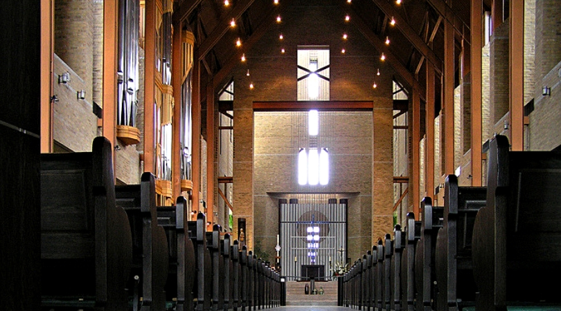 dans hanganu saint benoit du lac la nef de l'église abbatiale