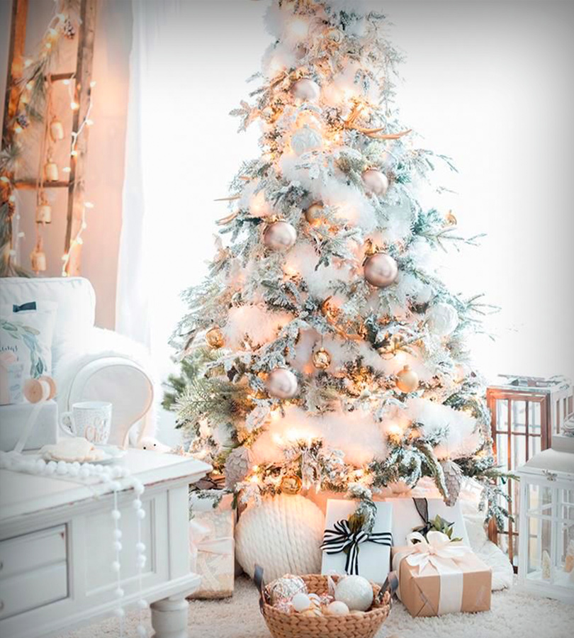 décoration du temps des fêtes, un sapin blanc avec des crystaux