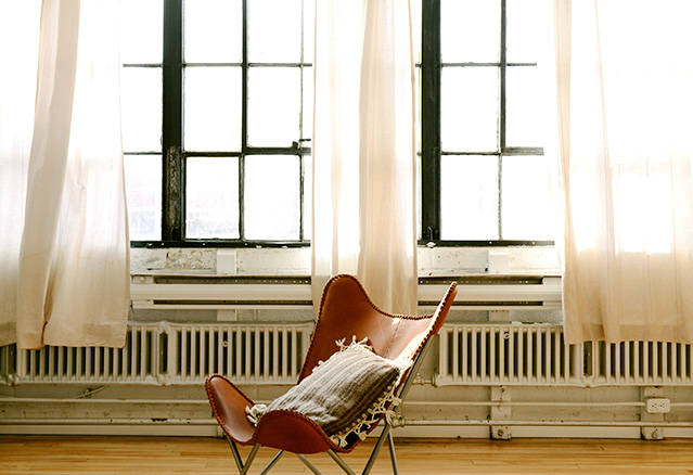 loft avec chaise sur le bord d'une fenêtre