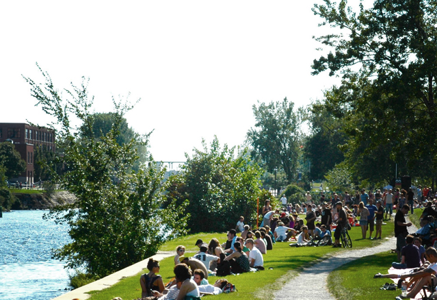 gens sur les bords du canal de Lachine