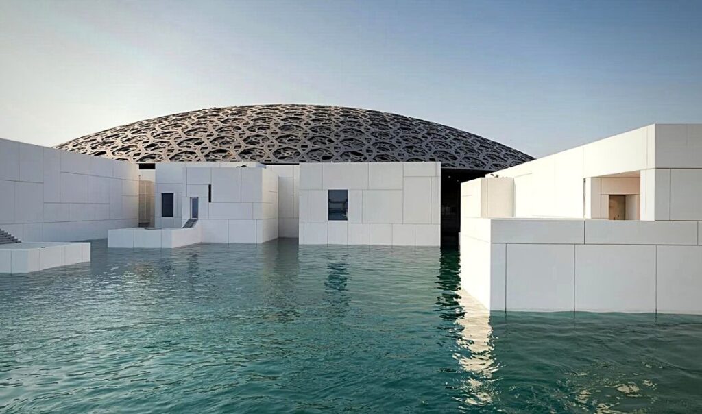 Louvre Abou Dhabi : un musée à l’architecture des plus surprenantes