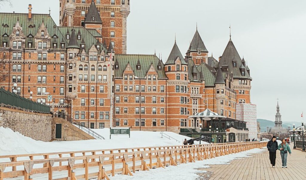 Coupe qui se balade près du Château Frontenac