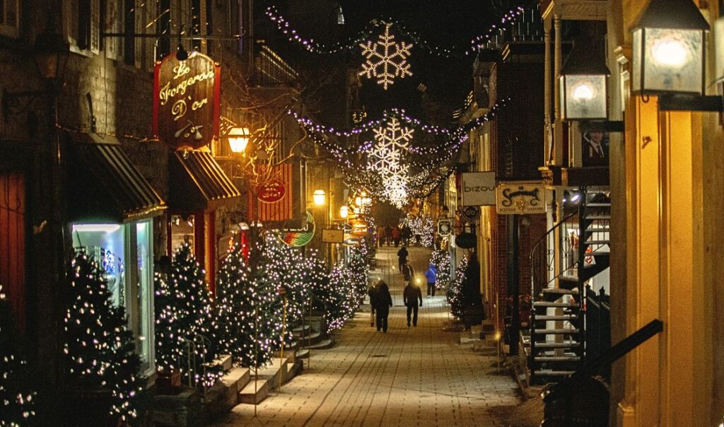 Le Vieux-Québec illuminé lors du temps des fêtes