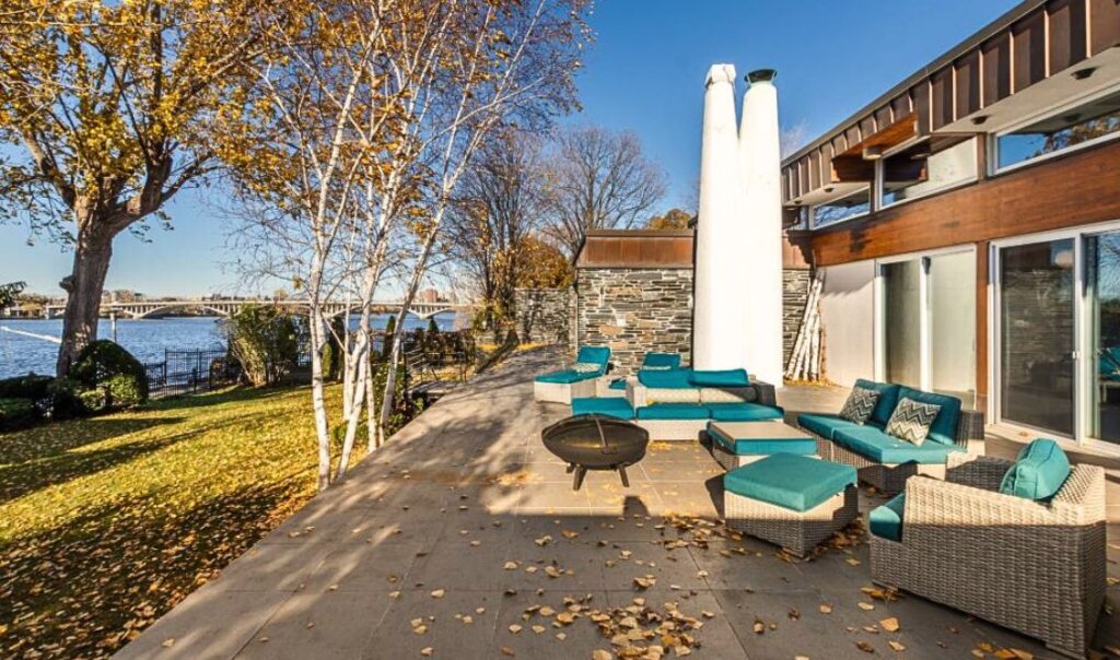 Terrasse extérieure avec vue sur la rivière