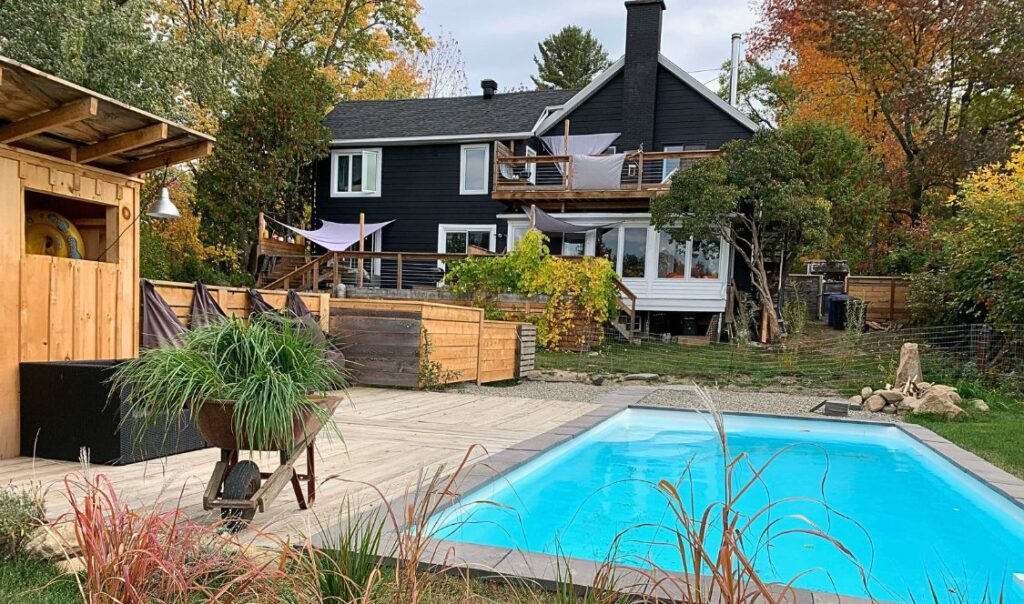 piscine creusée dans la cour de cette magnifique maison centenaire à North  Hatley