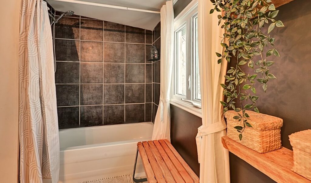 Salle de bain avec bain maison North Hatley