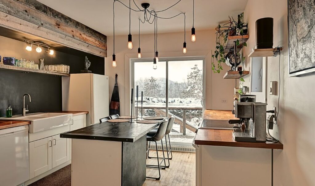 Cuisine chaleureuse et lumineuse dans cette magnifique maison de North Hatley