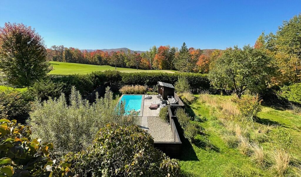 Maison centenaire à vendre à North Hatley avec immense terrain et piscine creusée