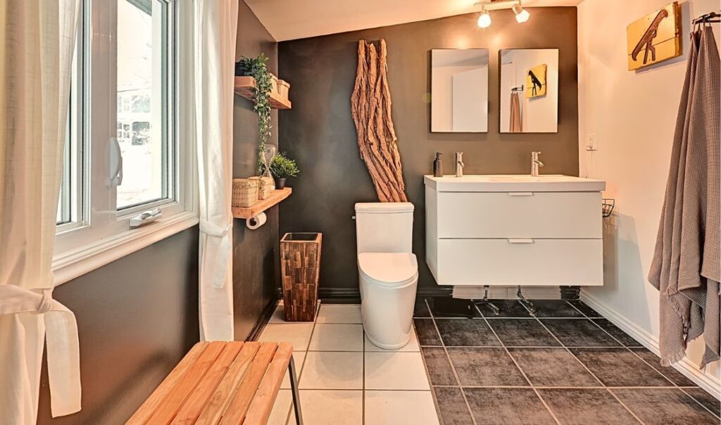 salle de bain lumineuse avec décor en bois