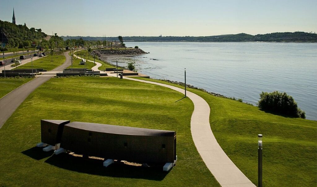 Promenade Samuel-De Champlain longeant le fleuve saint-laurent