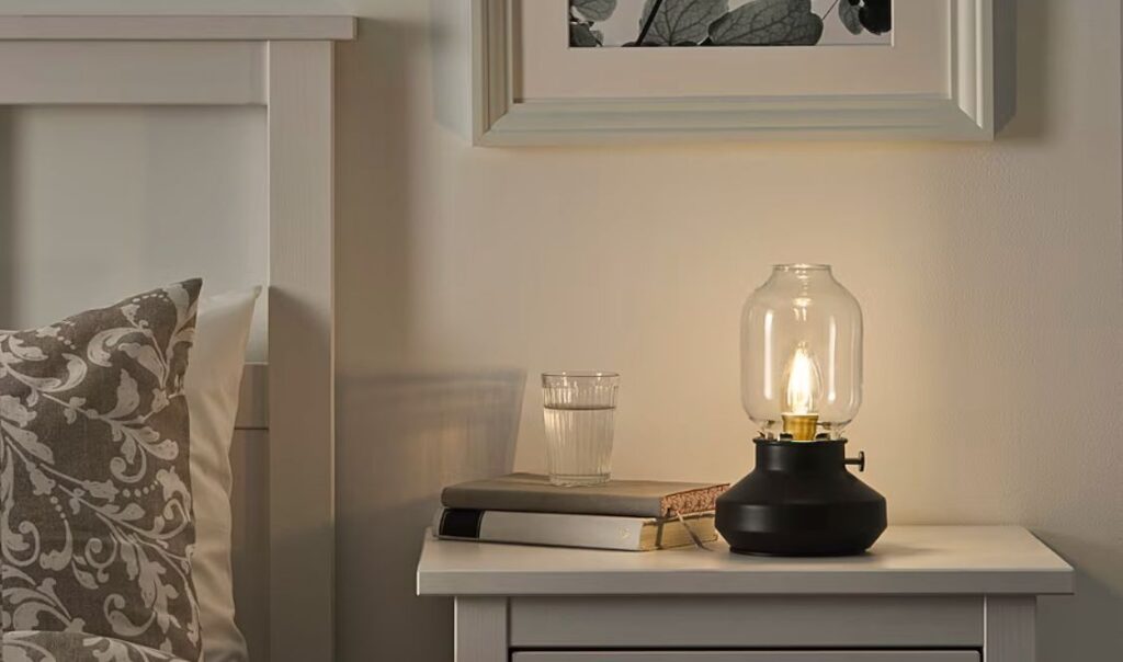 Lampe de table affichée dans la section prix réduits IKEA