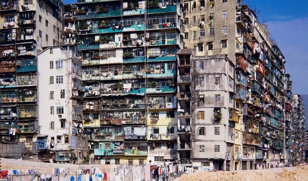 Bâtiments empilés l'un sur l'autre